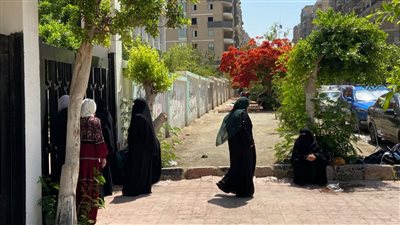 أولياء أمور طلاب الثانوية الأزهرية يفترشون الأرض أمام اللجان | صور