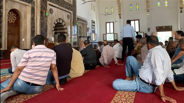 انتظار المصلين وصول