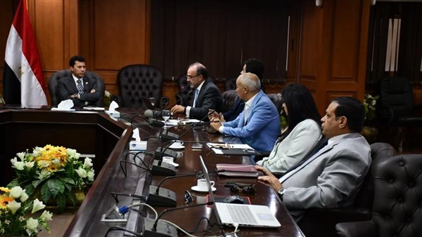 وزير الرياضة يبحث