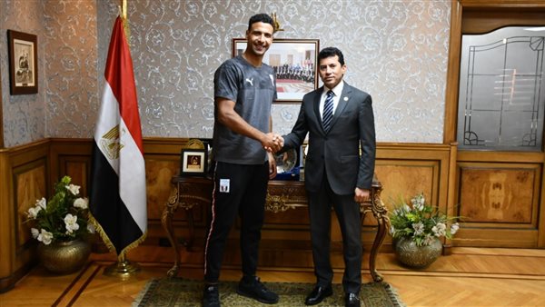 وزير الرياضة وعمر