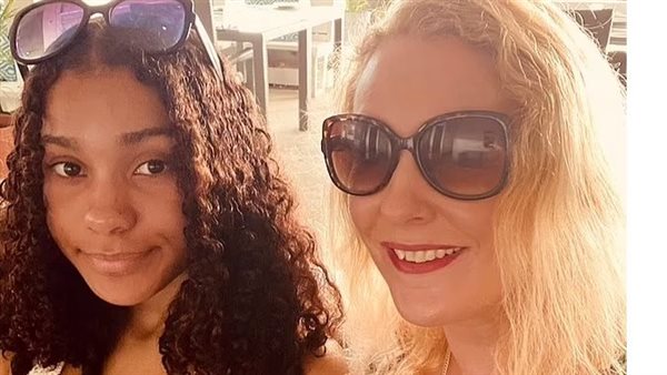 الفتاة ووالدتها