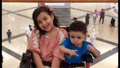 عيالي عجزوا قبل ما يكبروا.. أب يستغيث بالمسؤولين لتفاقم إصابة أطفاله بضمور العضلات الشوكي