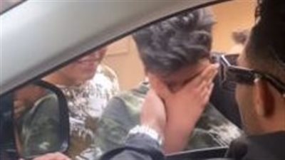 قبل رأسه والتقط صورة معه.. محمد رمضان يجبر بخاطر طفل يبكي بعد لقائه بالشارع | فيديوجراف