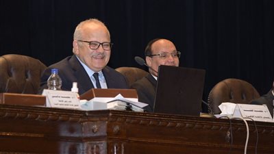 رئيس جامعة القاهرة يشدد على الالتزام بضوابط الامتحانات ويوجه بإعلان النتائج أولًا بأول