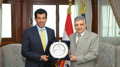 رئيس هيئة قناة السويس يبحث سبل التعاون المشترك مع السفير القطري