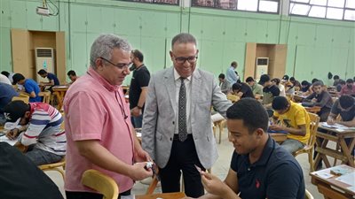 هندسة الأزهر بقنا تستقبل الطلاب بالشوكولاتة في أول أيام الامتحانات │ صور