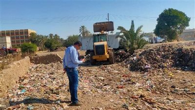 لتوفير بيئة نظيفة.. نقل وإزالة القمامة والمخلفات الصلبة من مقلب أبوان بمركز مطاي في المنيا