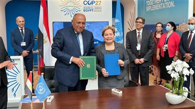وزير الخارجية يوقع اتفاقية استضافة مصر للدورة 27 لمؤتمر المناخ |صور
