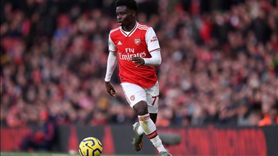 أرسنال يعرض 200 ألف إسترليني أسبوعيًا لتمديد عقد بوكايو ساكا