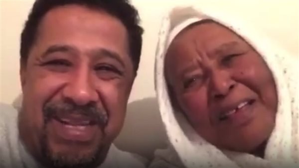 الشاب خالد مع والدته