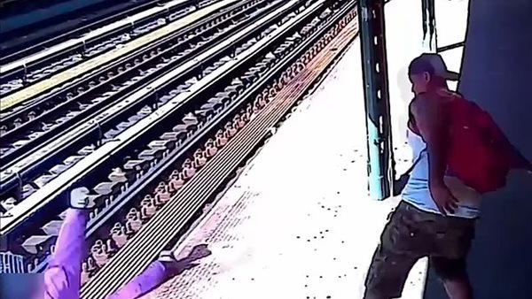 رجل يلقي بسيدة على