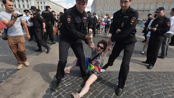 اعتقال المثليين في