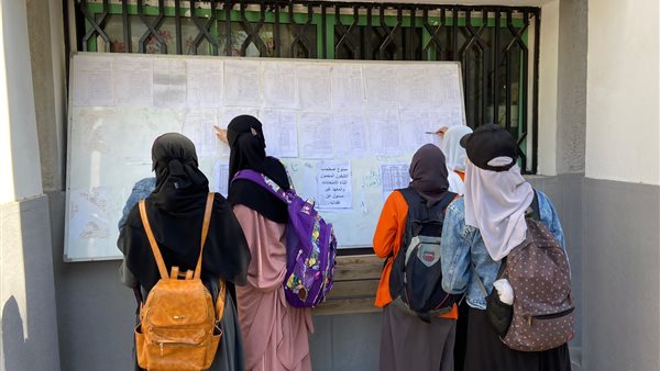 توافد طلاب وطالبات