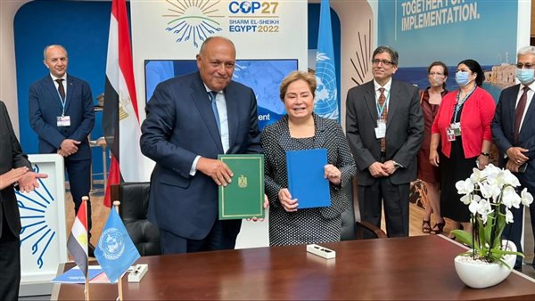 وزير الخارجية يوقع