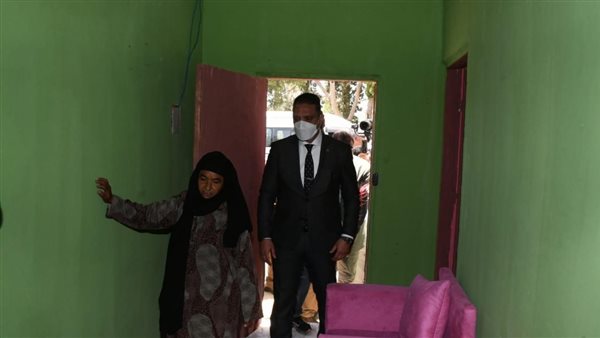 محافظ الفيوم يسلم