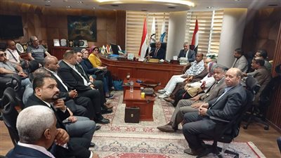 نقيب البترول يدعو اللجان النقابية لـ التواصل مع القواعد العمالية وتوعيتهم بحقوقهم وواجباتهم 