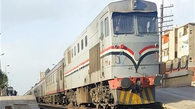 كان رايح يجيب عيش.. مصرع شاب أسفل عجلات القطار بسمالوط 