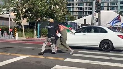 ضابط بالمخابرات الأمريكية يعتدي على فتاة هاجمت موكب بايدن | فيديو