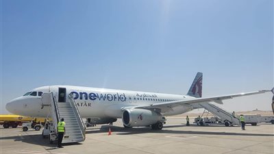 بعد توقف 9 سنوات.. وصول أولى الرحلات القطرية إلى مطار الأقصر | صور