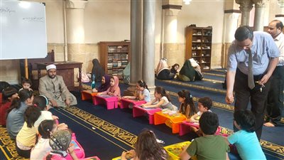 توافد الأطفال على الجامع الأزهر للانتظام بحلقات تحفيظ القرآن.. واستقبالهم بالحلوى| صور