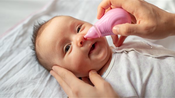 تنظيف أنف الطفل