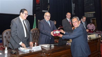 الخشت يكرم 18 قيادة إدارية سابقة بجامعة القاهرة