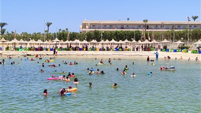 إقبال كثيف على شواطئ الغردقة هربا من أشعة الشمس الحارقة| صور