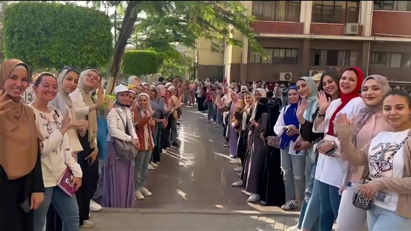 طلاب كلية الأداب