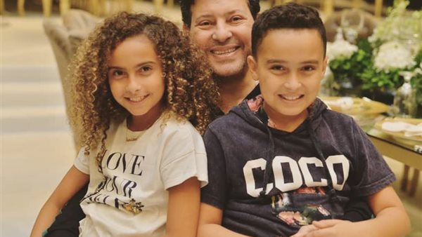 هاني شاكر مع حفيديه