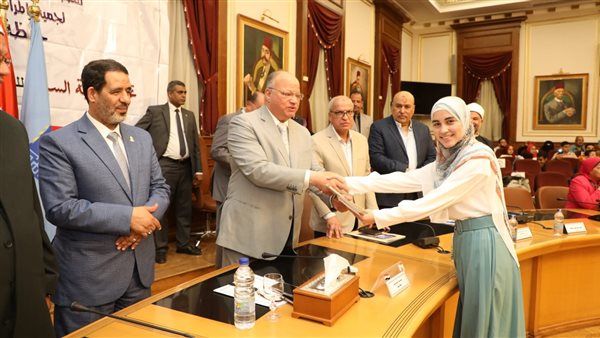 محافظ القاهرة يكرم