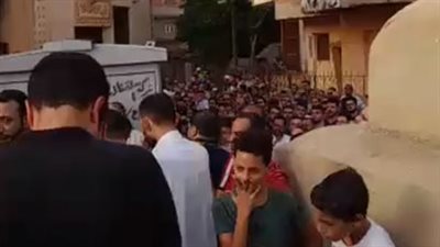 بكاء وانهيار.. تشييع جثمان طبيب من ضحايا حادث طريق الجلالة في مقابر الشرقية | بث مباشر