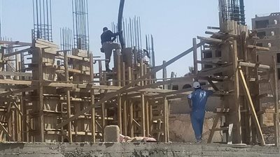 بسبب ارتفاع درجات الحرارة.. شركات المقاولات توقف عمل وردية الظهيرة بالمشروعات الكبرى