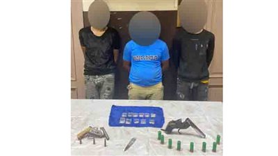 سرقة بالإكراه تحت تهديد السلاح.. القبض على 3 متهمين بحوزتهم أسلحة نارية بمصر الجديدة