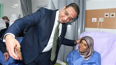 محافظ الفيوم يلتقط السيلفي مع المرضى خلال افتتاح مركز علاج الكُلى الجديد بالمستشفى العام |صور