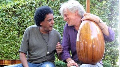 الكينج محمد منير يرثي صديقه الألماني على مسرح حفله بالإسكندرية 