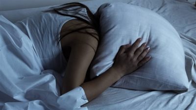 وهي نائمة بجوار زوجها.. شاب يتحرش بسيدة في فندق بشرم الشيخ