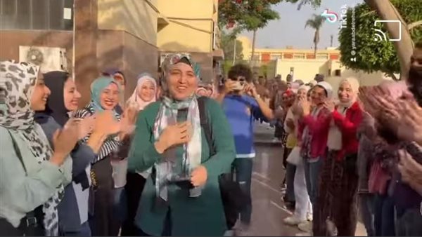 لحظة تكريم الطلاب