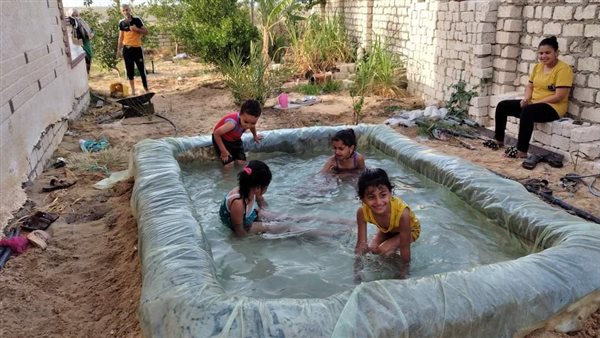 الأطفال داخل حمام