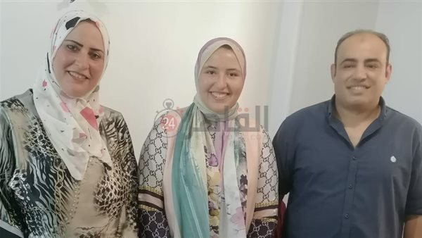 الطالبة ملك تتوسط