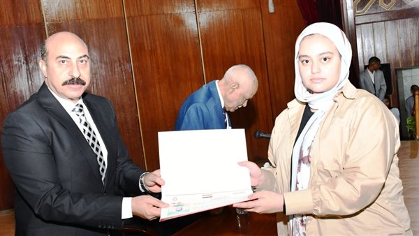 محافظ أسوان يكرم