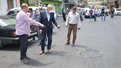 قبل ساعات من عيد الأضحى المبارك.. محافظ القليوبية يتفقد أعمال النظافة في بنها وطوخ