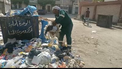 تحت أشعة الشمس الحارقة│ عمال النظافة بالمنيا: مهنتنا شريفة.. ونطالب برفع الرواتب ومعاش وتأمين صحي