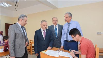 رئيس جامعة طنطا يتابع لجان الامتحانات بكلية الهندسة | صور