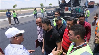وزير النقل يوجه بالانتهاء من توسعة طريق وادي النطرون - العلمين