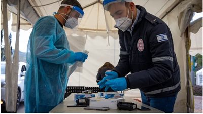 بسبب ارتفاع معدلات الإصابة بفيروس كورونا.. الصحة الإسرائيلية توصي بإعادة ارتداء الكمامات 