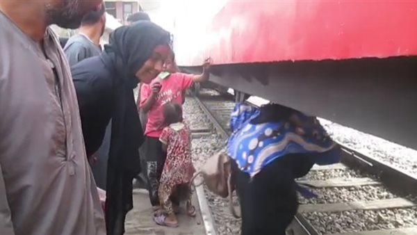 مرور الأهالي أسفل