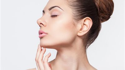 ما سبب نمو الشعر بكثافة في وجه الفتيات؟.. طبيب جلدية توضح