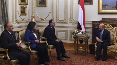 مدبولي لـ رئيس مجلس القيادة اليمني: توجيهات رئاسية بتقديم كل الدعم لليمن