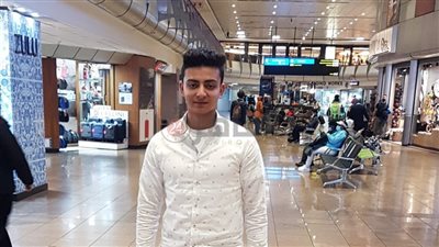ننشر أول صورة لمؤمن هيثم الطالب المختطف بجنوب إفريقيا في مطار جوهانسبرج قبل عودته لمصر | خاص