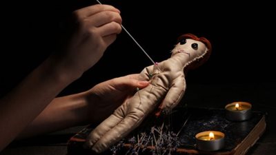 تصنع له السحر.. شاب يروي معاناته مع زوجة والده: لقيت العمل في الهدوم 